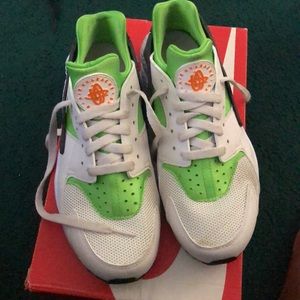 Size 9 rare Nike huaraches